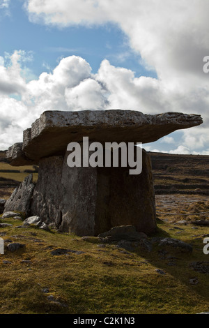 Poulnabrone Dolmen im Herzen des Burren-Plateaus. County Clare. Irland. Stockfoto