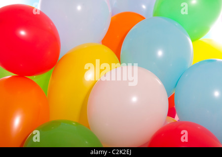 Luftballons in verschiedenen Farben für den Hintergrund verwenden Stockfoto