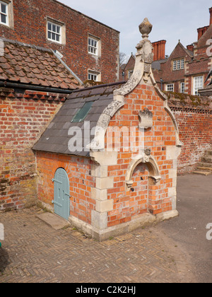 Eine aufwendige Hund Zwinger Ziegel im elisabethanischen Stil gebaut und datiert 1859 in Burton Agnes Hall East Yorkshire Stockfoto