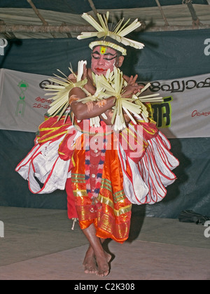 Mann, die Durchführung von Ottanthullal, Tanz von Kerala, Indien Stockfoto