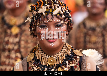 Porträt eines Mädchens in Perlen bedeckt. Stockfoto