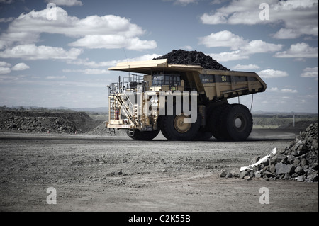 Komatsu 830E Bergbau Kipper voll von Kohle Stockfoto