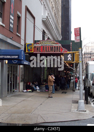 Begeisterte Fans waren in Zeile 24 Stunden warten auf die heutige Leistung von Tokio Hotel an Fillmore New York in Irving Stockfoto