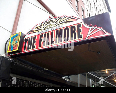 Begeisterte Fans waren in Zeile 24 Stunden warten auf die heutige Leistung von Tokio Hotel an Fillmore New York in Irving Stockfoto