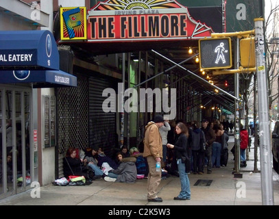 Begeisterte Fans waren in Zeile 24 Stunden warten auf die heutige Leistung von Tokio Hotel an Fillmore New York in Irving Stockfoto