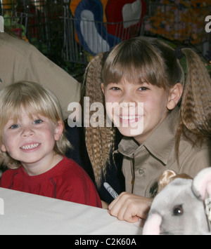 Robert Irwin und Bindi Irwin Bindi Irwin präsentiert ihre neue Spielzeuglinie bei FAO Schwarz New York City, USA - 18.02.08 Stockfoto