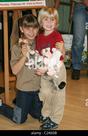 Bindi Irwin und Robert Irwin Bindi Irwin präsentiert ihre neue Spielzeuglinie bei FAO Schwarz New York City, USA - 18.02.08 Stockfoto