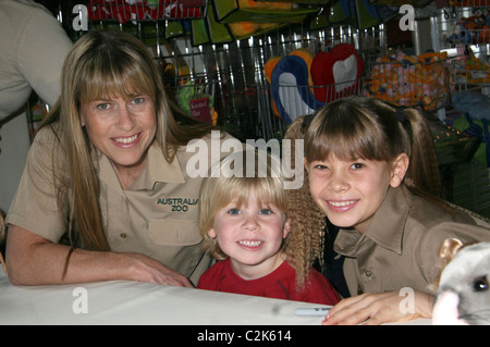 Terri Irwin, Robert Irwin und Bindi Irwin Bindi Irwin präsentiert ihre neue Spielzeuglinie bei FAO Schwarz New York City, USA - 18.02.08 Stockfoto