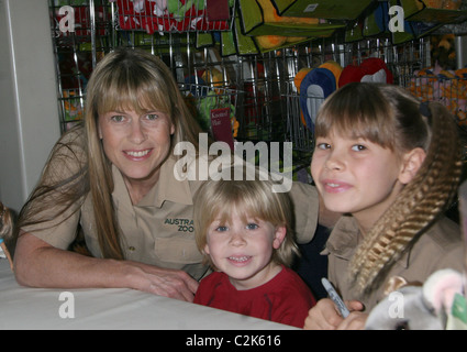 Terri Irwin, Robert Irwin und Bindi Irwin Bindi Irwin präsentiert ihre neue Spielzeuglinie bei FAO Schwarz New York City, USA - 18.02.08 Stockfoto