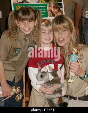 Bindi Irwin, Robert Irwin und Terri Irwin Bindi Irwin präsentiert ihre neue Spielzeuglinie bei FAO Schwarz New York City, USA - 18.02.08 Stockfoto