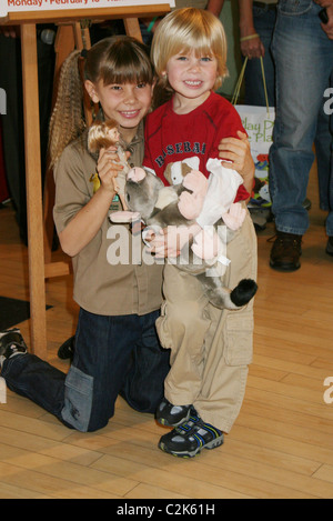 Bindi Irwin und Robert Irwin Bindi Irwin präsentiert ihre neue Spielzeuglinie bei FAO Schwarz New York City, USA - 18.02.08 Stockfoto