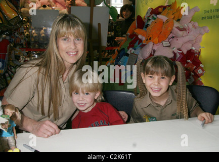 Terri Irwin, Robert Irwin und Bindi Irwin Bindi Irwin präsentiert ihre neue Spielzeuglinie bei FAO Schwarz New York City, USA - 18.02.08 Stockfoto