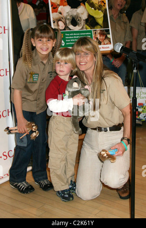 Bindi Irwin, Robert Irwin und Terri Irwin Bindi Irwin präsentiert ihre neue Spielzeuglinie bei FAO Schwarz New York City, USA - 18.02.08 Stockfoto