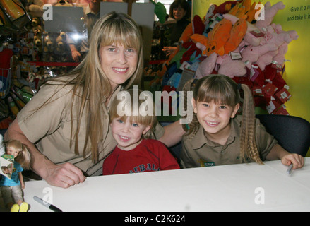 Terri Irwin, Robert Irwin und Bindi Irwin Bindi Irwin präsentiert ihre neue Spielzeuglinie bei FAO Schwarz New York City, USA - 18.02.08 Stockfoto