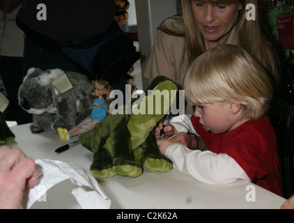 Terri Irwin und Robert Irwin Bindi Irwin präsentiert ihre neue Spielzeuglinie bei FAO Schwarz New York City, USA - 18.02.08 Stockfoto