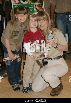 Bindi Irwin, Robert Irwin und Terri Irwin Bindi Irwin präsentiert ihre neue Spielzeuglinie bei FAO Schwarz New York City, USA - 18.02.08 Stockfoto