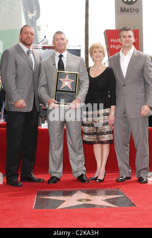 Frau, Triple H und Vince McMahon, ausgezeichnet mit dem 2357th Stern auf dem Hollywood Walk Of Fame auf Shane McMahon Vince McMahon Stockfoto