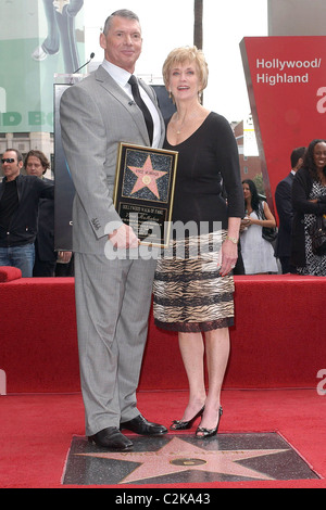 Vince McMahon und Frau Vince McMahon geehrt mit dem 2357th Stern auf dem Hollywood Walk Of Fame am Hollywood Boulevard Los Stockfoto