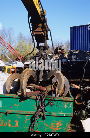 hydraulischer Kran packte Schrott Recycling bei Schrottplatz uk Stockfoto