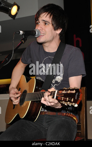 Brendon Urie "Panik! in der Disco "führt auf HMV am Oxford Street London, England - 17.03.08 Stockfoto