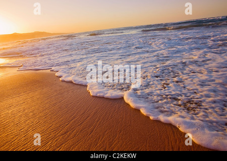 Welle bei Sonnenuntergang am Strand von Las Canteras in Spanien Stockfoto