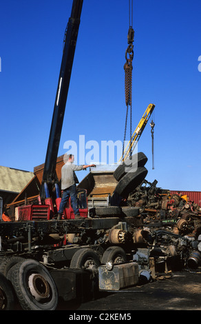 Kran heben LKW Räder von LKW-Fahrgestell für die Wiederverwertung Schrottplatz UK Stockfoto