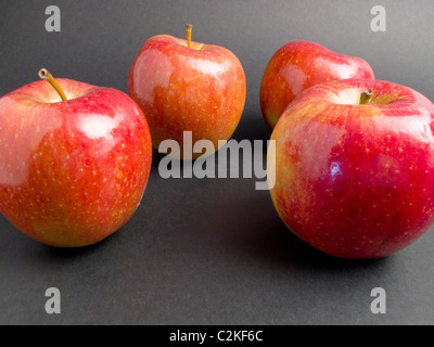 Einige rote Äpfel und frisch auf einem schwarzen Hintergrund Stockfoto