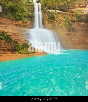 Schöner Wasserfall an sonnigen Sommertag. Philippinen Stockfoto