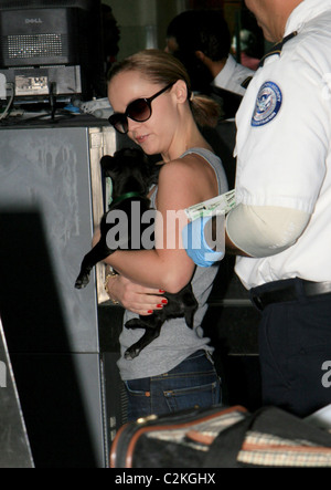 Christina Ricci Ankunft am LAX Flughafen mit einem Welpen Los Angeles, Kalifornien - 26.02.08 Stockfoto