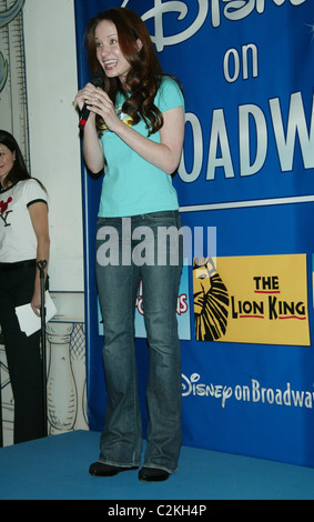 Sierra Boggess Broadway "The Little Mermaid" CD Signieren und Leistung bei den Disney Store New York City, USA - 26.02.08 Stockfoto