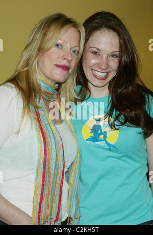 Sherie Rene Scott und Sierra Boggess Broadway "The Little Mermaid" CD Signieren und Performance in The Disney Store New York Stockfoto