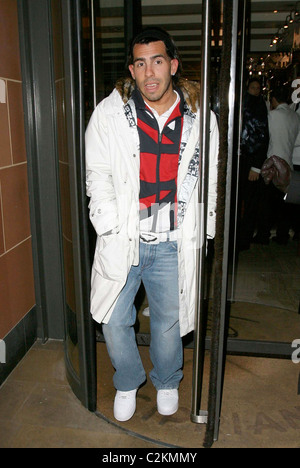 Carlos Tevez verlassen Cipriani Restaurant vor dem Schlafengehen Aspinals Casino London, England - 25.03.08 Geist Bilder / Stockfoto