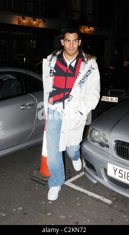 Carlos Tevez verlassen Cipriani Restaurant vor dem Schlafengehen Aspinals Casino London, England - 25.03.08 Stockfoto