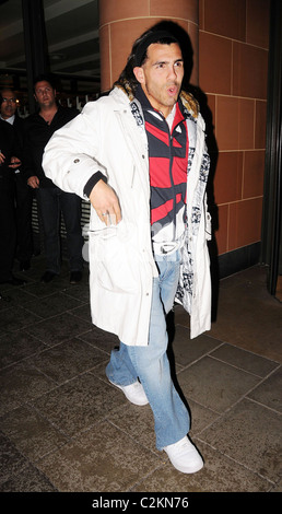 Carlos Tevez verlassen Cipriani Restaurant vor dem Schlafengehen Aspinals Casino London, England - 25.03.08 Stockfoto