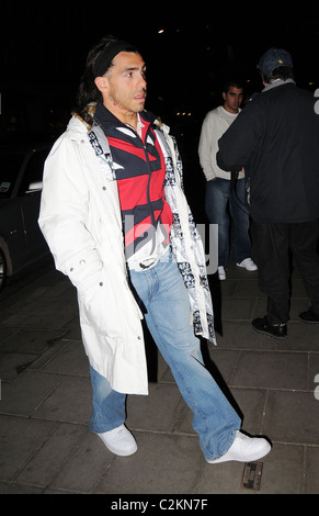 Carlos Tevez verlassen Cipriani Restaurant vor dem Schlafengehen Aspinals Casino London, England - 25.03.08 Stockfoto