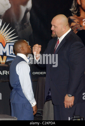 Big Show (aka Paul Wight) and Ariel Winter make a size comparison on the  red carpet at the annual WWE SummerSlam kickoff party in association with  the Muscular Dystrophy Association held at