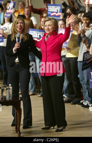 US-demokratischen Präsidenten hoffnungsvoll New Yorker Senatorin Hillary Clinton "Wellenlinien" als sie die Bühne mit ihrer Tochter Chelsea nimmt Stockfoto