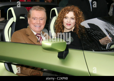 Regis Philbin und Gast Co-Gastgeber Bernadette Peters Filmen ein Segment für ABCs "Live with Regis and Kelly" New York City, USA - Stockfoto