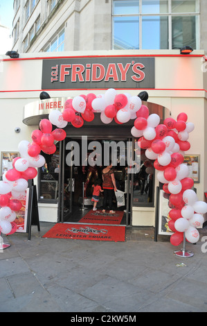 TGI Friday's Restaurant Leicester Square in London Ballons Eingang marketing Stockfoto