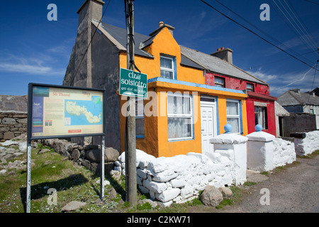 Bunte Häuschen im Westen der Stadt, Tory Island, County Donegal, Irland. Stockfoto