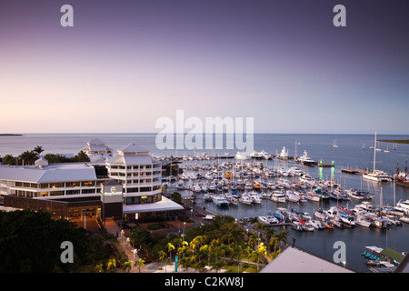 Das Shangri-La Hotel und Marlin Marina in der Abenddämmerung. Cairns, Queensland, Australien Stockfoto