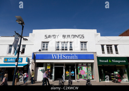 Art-Deco-Architektur der Stadt Geschäften im Stadtzentrum in Fareham Stockfoto