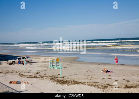 Daytonas weltberühmten Strand befahren darf, Thema, Einschränkungen und natürlich, Ozean-Gezeiten, Daytona Beach, FL. Stockfoto