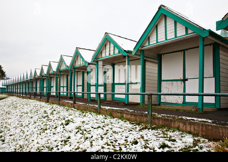 Langland Bucht Strandhütten im Schnee, Gower, Wales Stockfoto