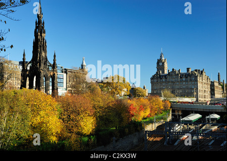 Herbstfärbung Princes Street Gardens, Edinburgh, Schottland Stockfoto