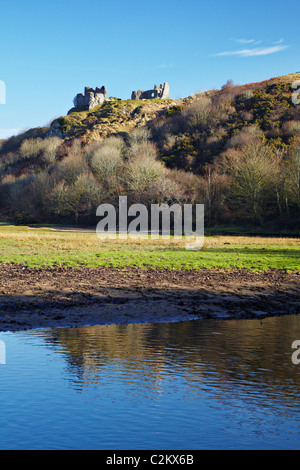 Pennard Castle auf Pennard Burrows aus Pennard Pill auf Three Cliffs Bay, Gower, Wales Stockfoto