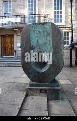 Die Bronze-Version des Barbara Hepworths doppelten Form außerhalb St Ives Guildhall Cornwall UK Stockfoto