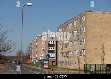 Nachlass des heruntergekommenen Wohnblocks niedrige Leibhöhe Stockfoto