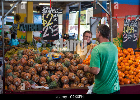 Shopping für Frischwaren Rustys Märkte. Cairns, Queensland, Australien Stockfoto