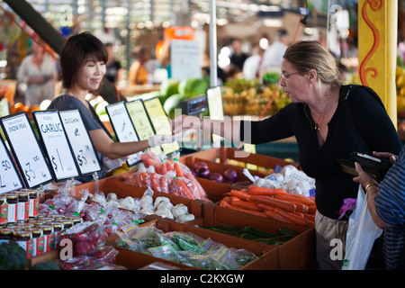 Shopping für Frischwaren Rustys Märkte. Cairns, Queensland, Australien Stockfoto